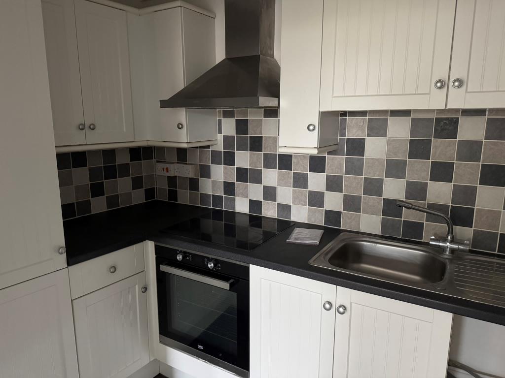 Lot: 103 - FLAT WITH PARKING FOR OCCUPATION, INVESTMENT OR HOLIDAY USE - Kitchen